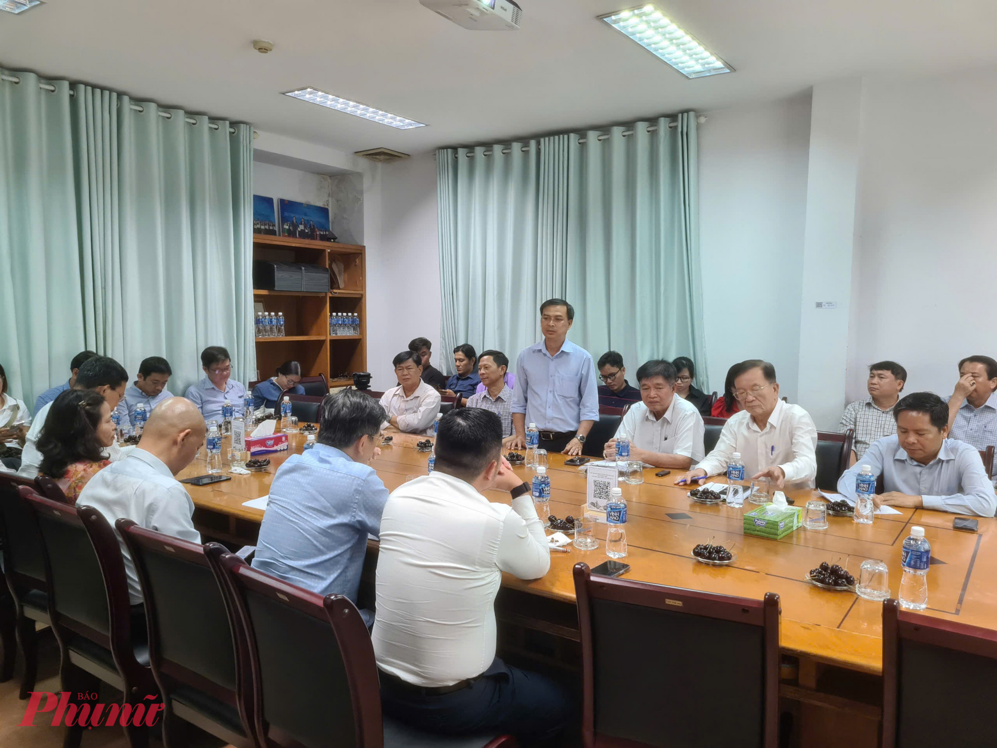 Đo&agrave;n kiểm tra h&agrave;ng h&oacute;a tết của UBND TPHCM l&agrave;m việc tại chợ đầu mối n&ocirc;ng sản Thủ Đức