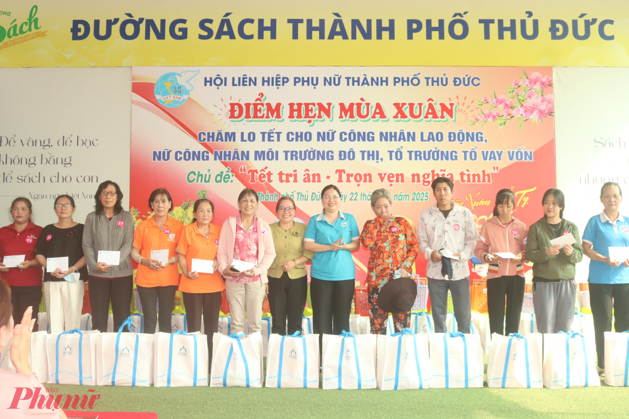 Hội LHPN TP Thủ Đức gặp gỡ, chăm lo qu&agrave; tết cho c&aacute;c chị em.