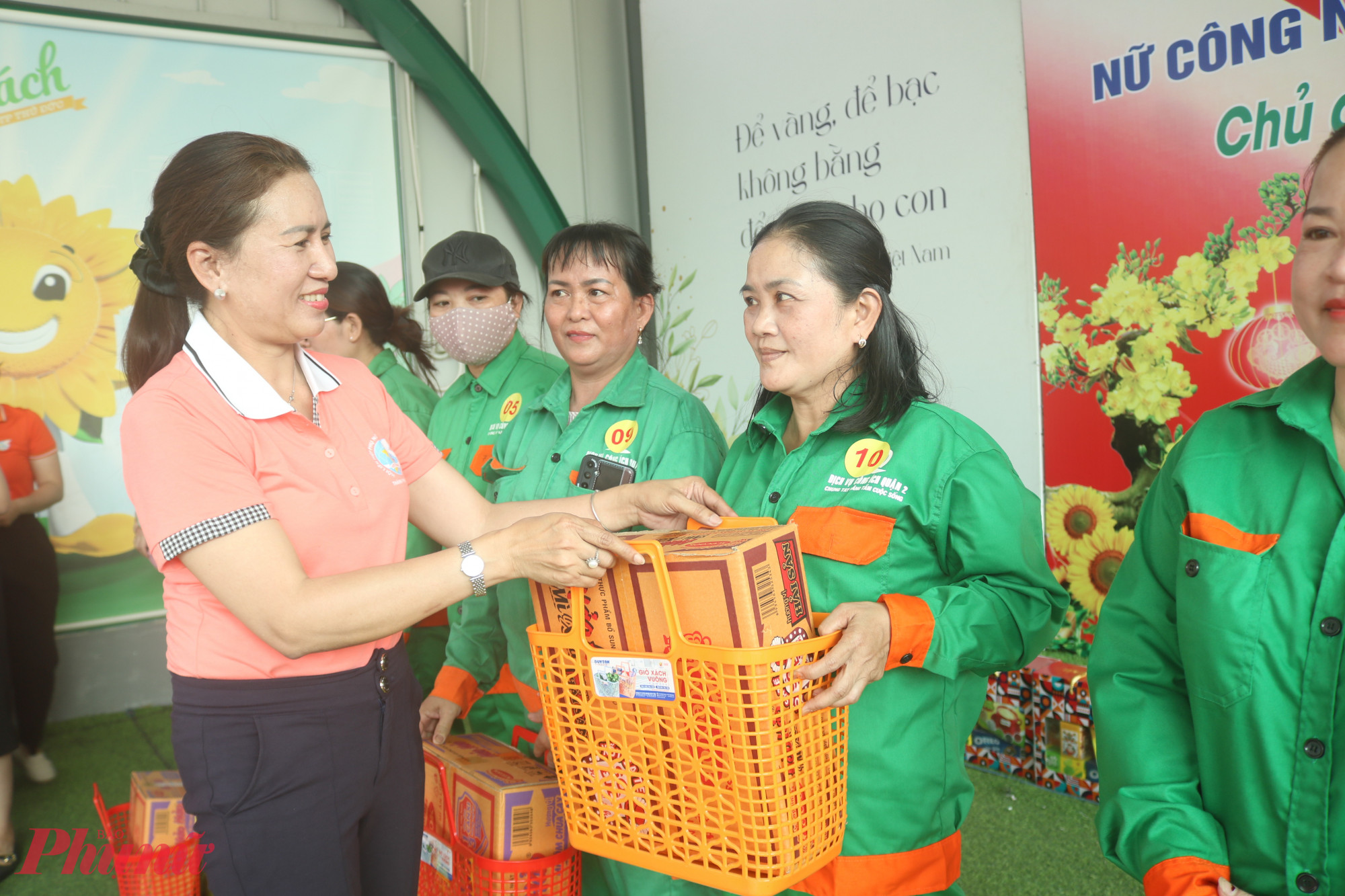 B&agrave; L&ecirc; Thị Mỹ Hạnh &ndash; Ph&oacute; chủ tịch Hội LHPN TP Thủ Đức - trao qu&agrave; cho c&aacute;c chị em nữ c&ocirc;ng nh&acirc;n m&ocirc;i trường.