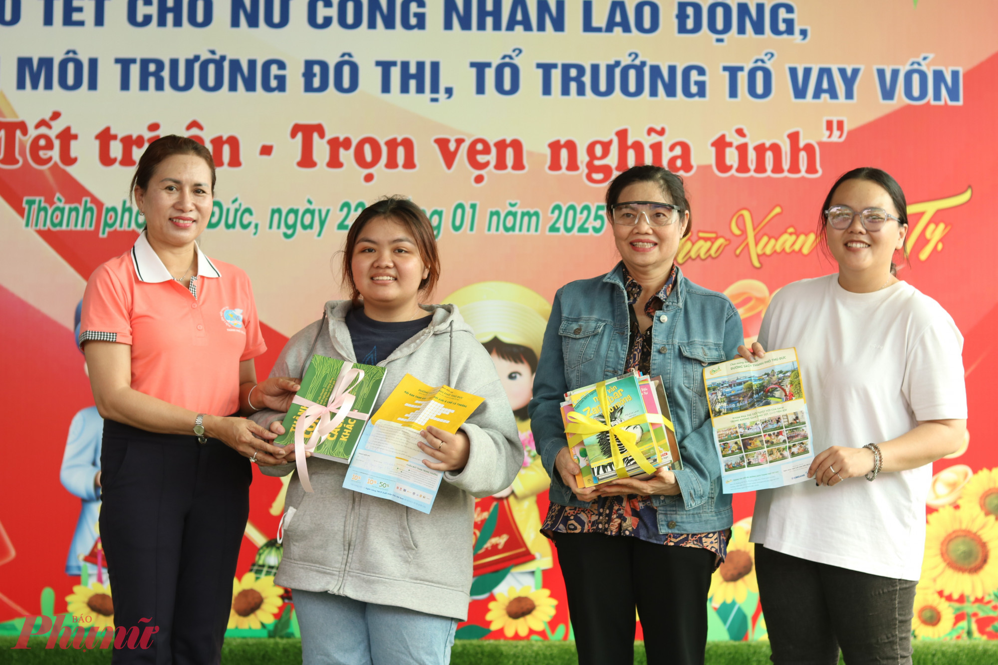Trong chương tr&igrave;nh, c&aacute;c chị c&ograve;n được tham gia tr&ograve; chơi r&uacute;t thăm tr&uacute;ng thưởng &ldquo;lộc s&aacute;ch&rdquo;. 