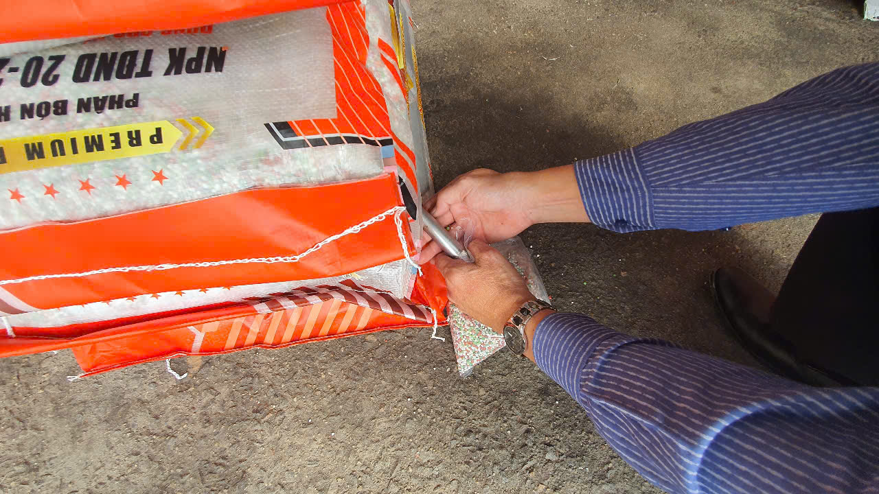 Cơ quan chức năng lấy mẫu ph&acirc;n b&oacute;n để gi&aacute;m định