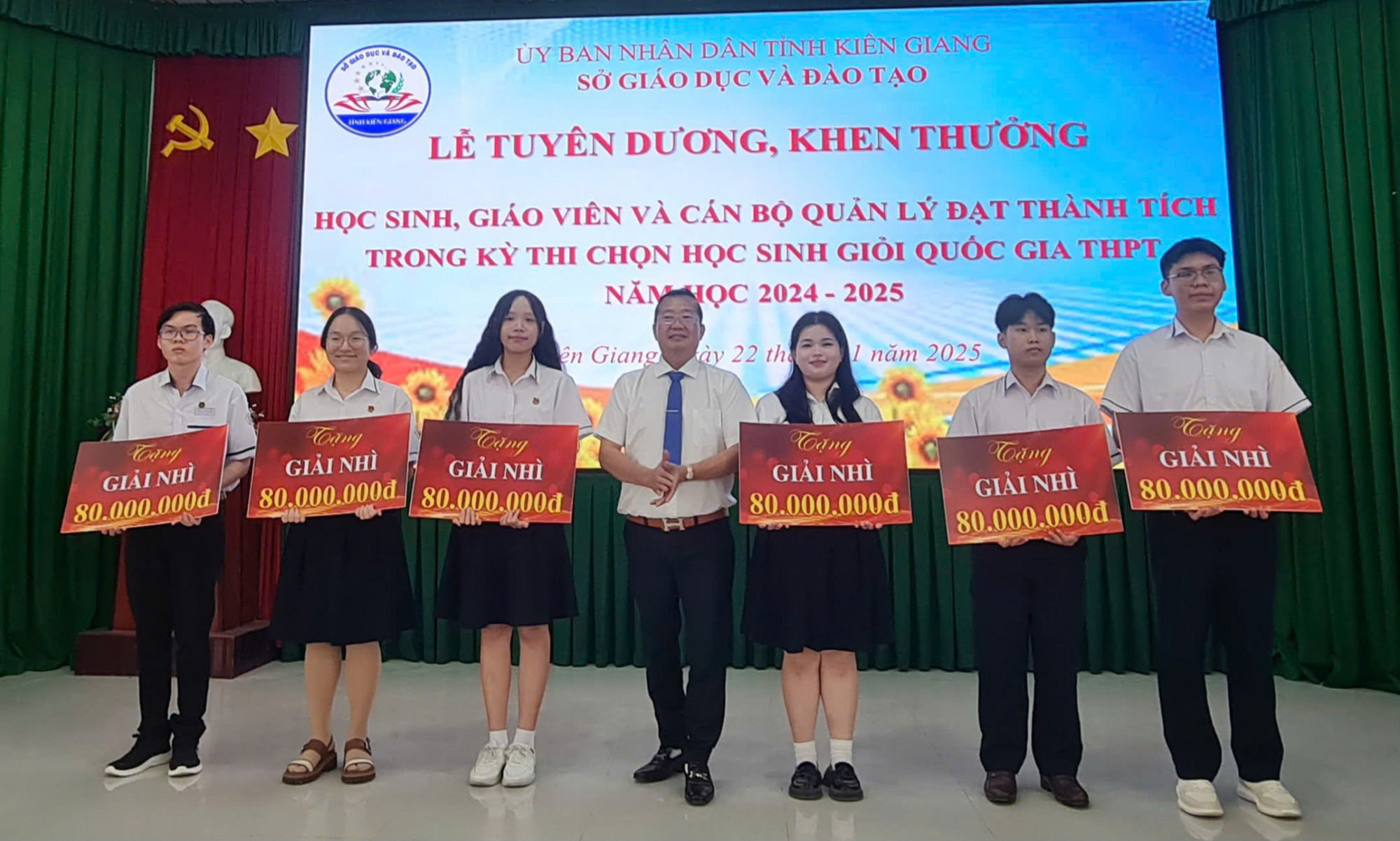 L&atilde;nh đạo Sở Gi&aacute;o dục v&agrave; Đ&agrave;o tạo tỉnh Ki&ecirc;n Giang trao thưởng ch