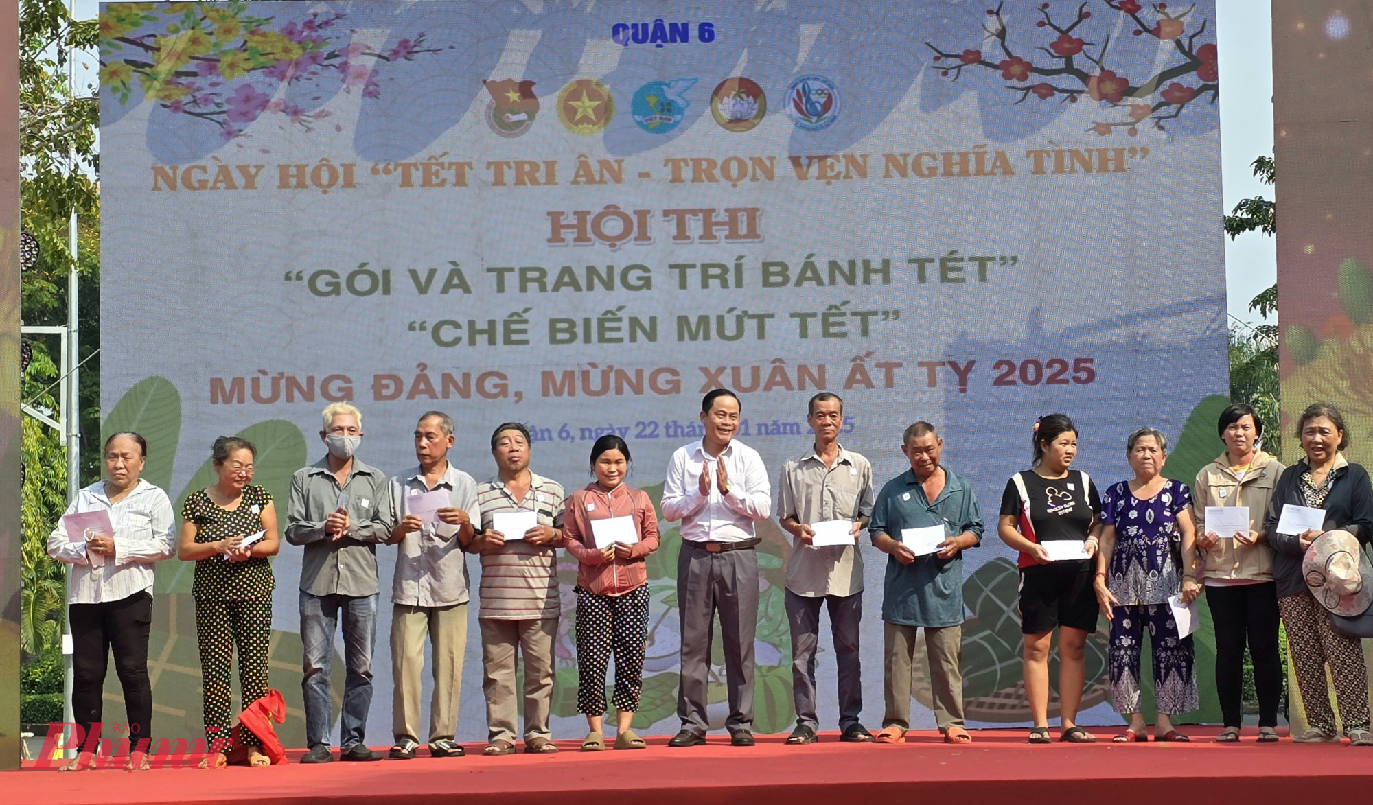 &Ocirc;ng Nguyễn Huy Thắng - Ph&oacute; Chủ tịch UBND quận 6 - cho biết: Ng&agrave;y hội một sự kiện để mọi người c&ugrave;ng vui xu&acirc;n, c&ugrave;ng gắn kết, san sẻ kh&oacute; khăn