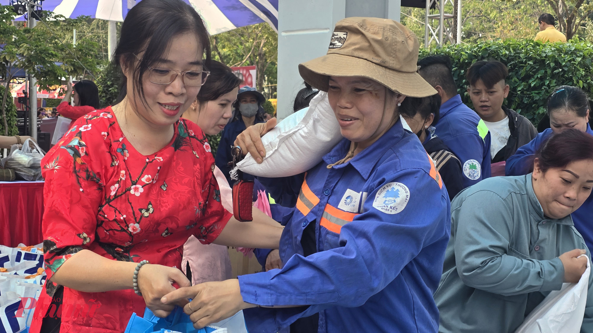 Niềm vui của nhiều người khi nhận được những t&uacute;i qu&agrave; tết nặng trĩu từ ng&agrave;y hội 
