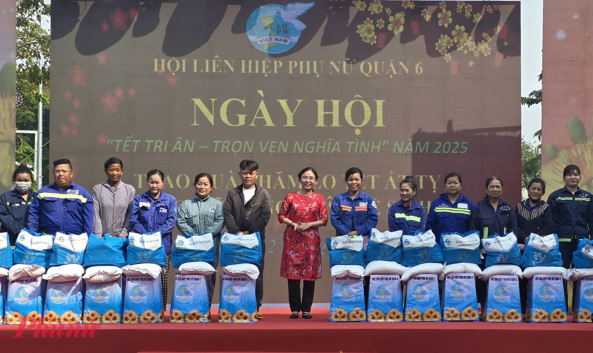 B&agrave; Nguyễn Huỳnh Như Oanh - Chủ tịch Hội LHPN quận 6 - tặng qu&agrave; tết cho 