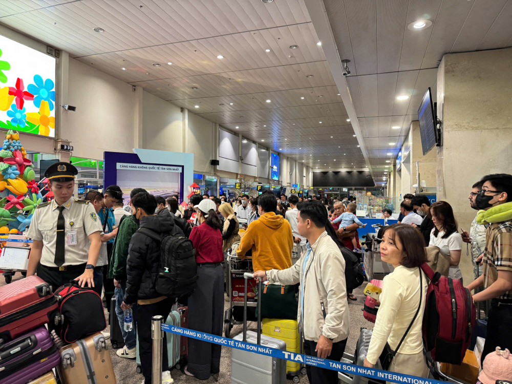 Khu vực sảnh A sẽ tập trung kh&aacute;ch của c&aacute;c h&atilde;ng Vietnam Airlines, Pacific Airlines, Bamboo Airways,... n&ecirc;n lượng kh&aacute;ch lớn, nh&acirc;n vi&ecirc;n h&agrave;ng kh&ocirc;ng phải tăng cường điều tiết để giải tỏa kh&aacute;ch, tr&aacute;nh &ugrave;n tắc. 