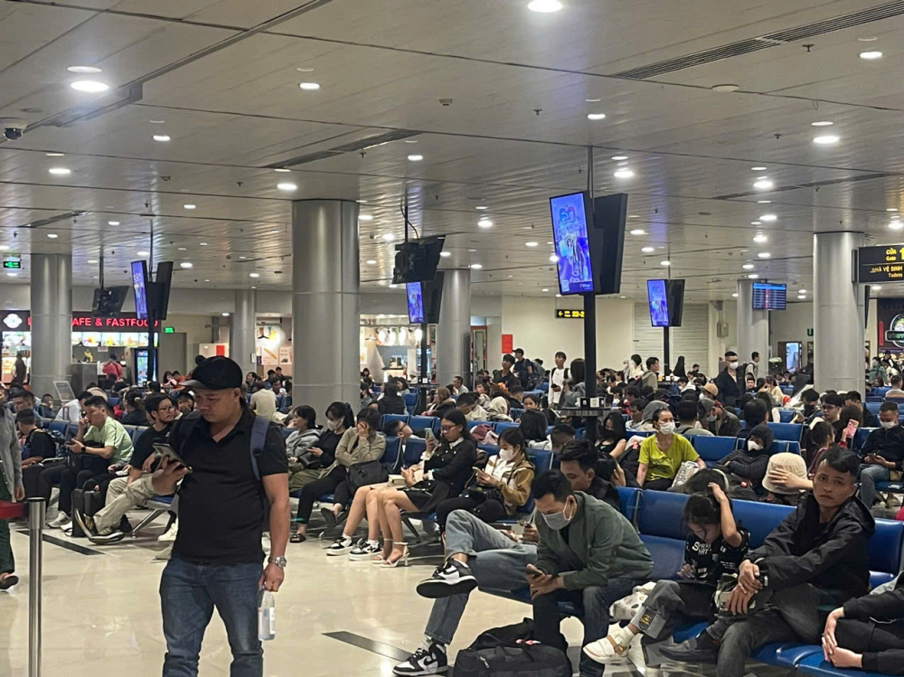 Theo đại diện Cảng HKQT T&acirc;n Sơn Nhất ng&agrave;y 23/1 (24 th&aacute;ng Chạp), Cảng dự kiến phục vụ khoảng 1.000 chuyến bay. Trong đ&oacute;, chuyến bay đi l&agrave; 499 chuyến, chuyến bay đến l&agrave; 501 chuyến. Tổng số kh&aacute;ch dự kiến l&agrave; 138.374 h&agrave;nh kh&aacute;ch, dự kiến số kh&aacute;ch đi l&agrave; 92.382 h&agrave;nh kh&aacute;ch, kh&aacute;ch đến khoảng 45.992 h&agrave;nh kh&aacute;ch.