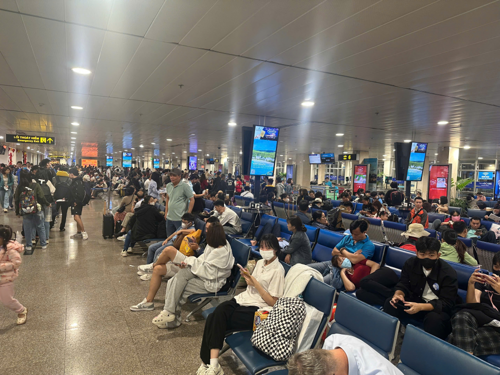 Trong khi b&ecirc;n trong khu vực c&aacute;ch ly (kh&aacute;ch chờ bay), lượng kh&aacute;ch lớn chờ l&ecirc; m&aacute;y bay. Tại nhiều cửa khởi h&agrave;nh, h&agrave;nh kh&aacute;ch phải đừng chờ v&igrave; hết ghế ngồi.