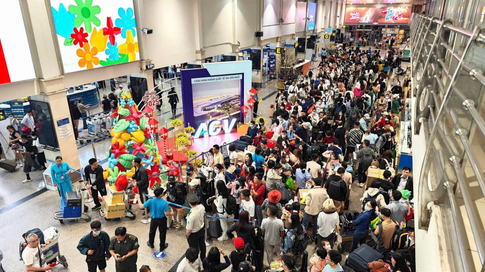 Rạng s&aacute;ng 23/1, nhiều khu vực l&agrave;m thủ tục h&agrave;ng kh&ocirc;ng của c&aacute;c h&atilde;ng như Vietnam Airlines, Vietjet Air ghi nhận lượng kh&aacute;ch lớn. kh&aacute;ch được ph&acirc;n l&agrave;n, xếp h&agrave;ng d&agrave;i ra khu vực sảnh lối đi lớn, trước khi đi v&agrave;o b&ecirc;n trong lỗi đi z&iacute;ch zắc khu vực ri&ecirc;ng l&agrave;m thủ tục h&agrave;ng kh&ocirc;ng của c&aacute;c h&atilde;ng.  ​Khu vực sảnh lối đi kh&aacute;ch h&agrave;ng xếp h&agrave;ng d&agrave;i, đ&ocirc;ng nghit chờ v&agrave;o c&aacute;c quầy thủ tục h&agrave;ng kh&ocirc;ng tại sảnh A ga quốc nội Cảng HKQT T&acirc;n Sơn Nhất.