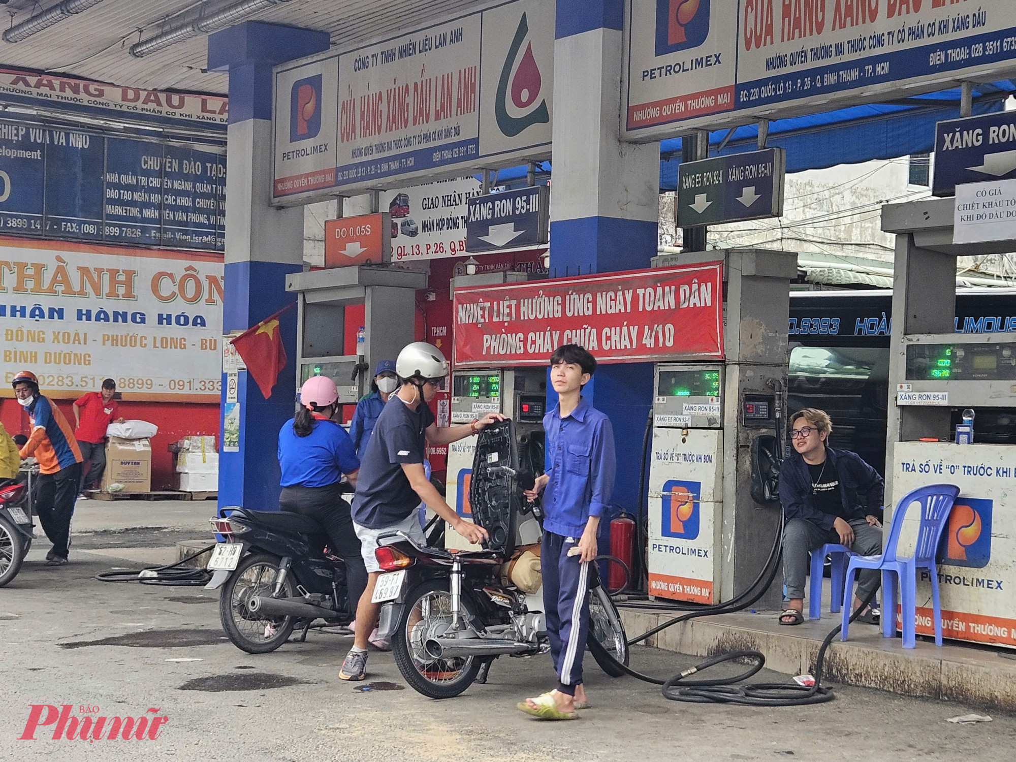 Gi&aacute; xăng giảm nhẹ trong chiều 23/1 - Ảnh: Ngọc Th&ugrave;y