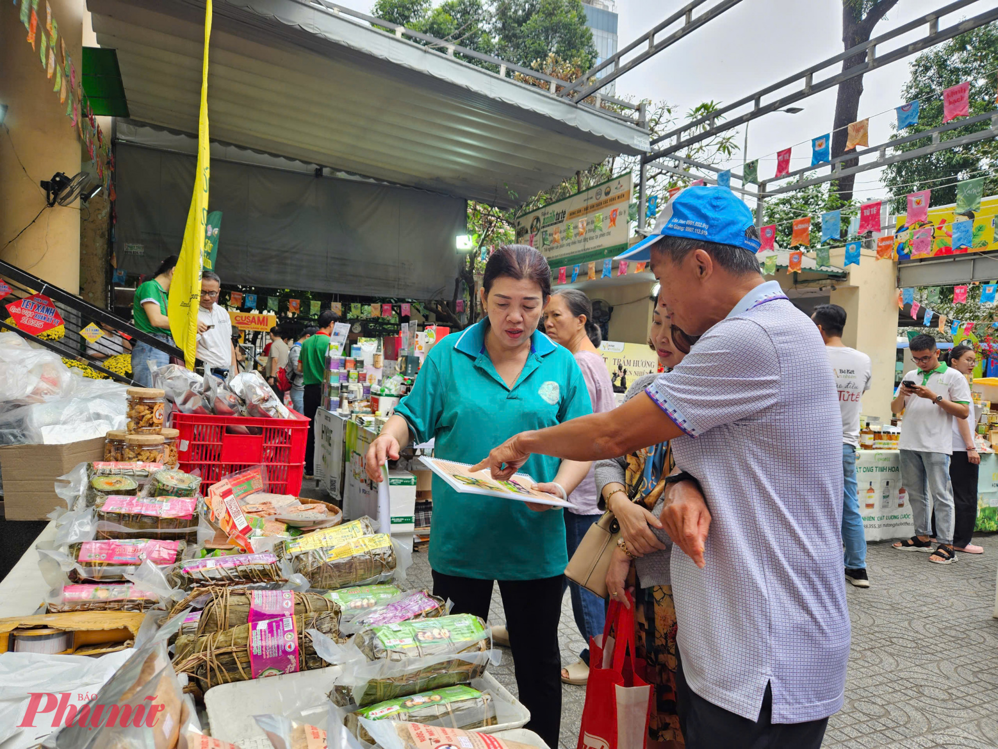 Ngay khi vừa mở b&aacute;n, người d&acirc;n đ&atilde; tập trung mua sắm c&aacute;c loại đặc sản tết như b&aacute;nh chưng, b&aacute;nh t&eacute;t. Theo c&aacute;c doanh nghiệp, gi&aacute; b&aacute;nh chưng năm nay kh&ocirc;ng tăng, vẫn giữ nguy&ecirc;n mức 120.000 đồng/b&aacute;nh loại 1kg, b&aacute;nh t&eacute;t 100.000 đồng/đ&ograve;n loại 1kg. 