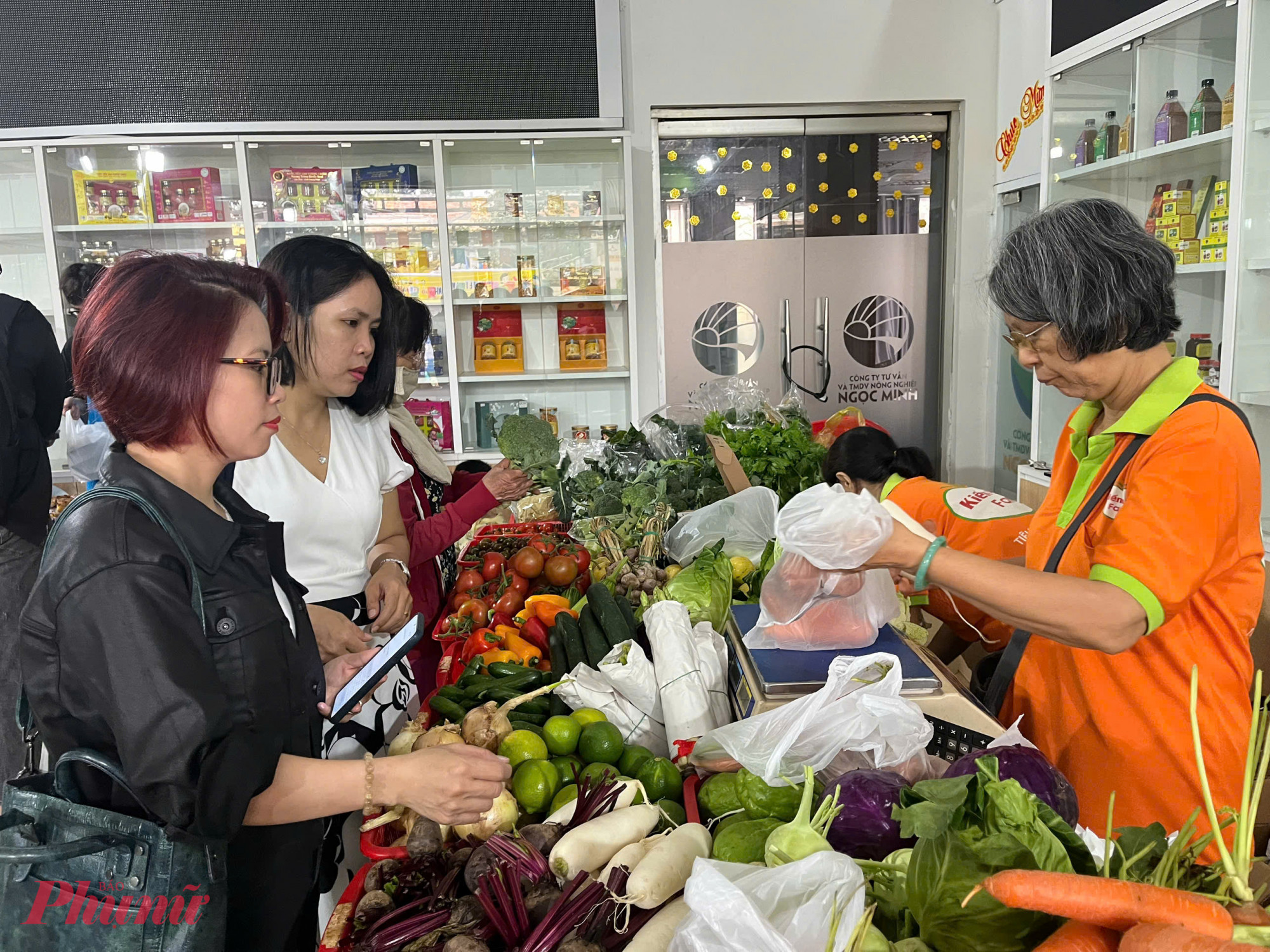 Rau củ Đ&agrave; Lạt được b&aacute;n tại phi&ecirc;n chợ với gi&aacute; kh&ocirc;ng đổi so với ng&agrave;y thường. Cụ thể, khoai t&acirc;y ở mức 65.000 đồng/kg, c&agrave; rốt 50.000 đồng/kg, măng t&acirc;y 160.000 đồng/kg&hellip; 