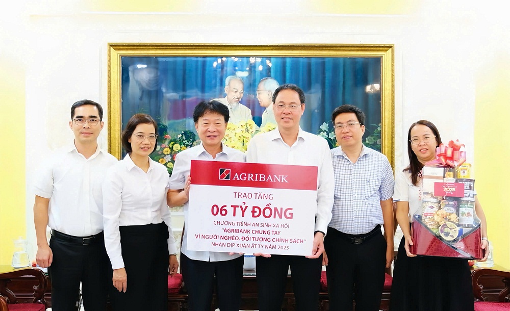 &Ocirc;ng Phạm Trung Ki&ecirc;n - Ph&oacute; trưởng Văn ph&ograve;ng Đại diện Agribank khu vực miền Nam (b&ecirc;n tr&aacute;i) trao biển tượng trưng tặng kinh ph&iacute; an sinh x&atilde; hội tr&ecirc;n địa b&agrave;n TPHCM nh&acirc;n dịp Tết Ất Tỵ 2025 - Ảnh: Agribank