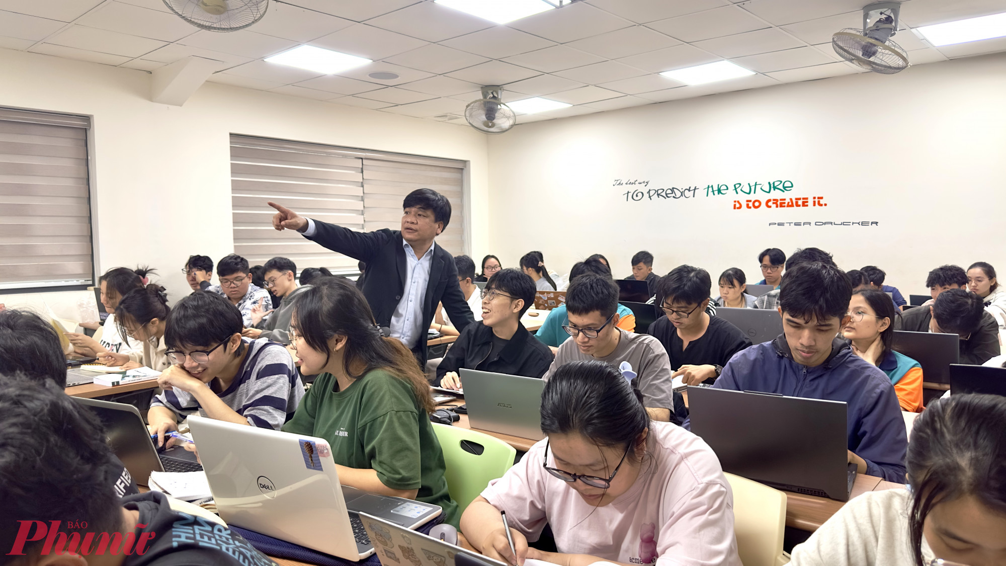 Sinh vi&ecirc;n Đại học Kinh tế TPHCM trong một tiết học về dữ liệu - Ảnh: Nguyễn Loan