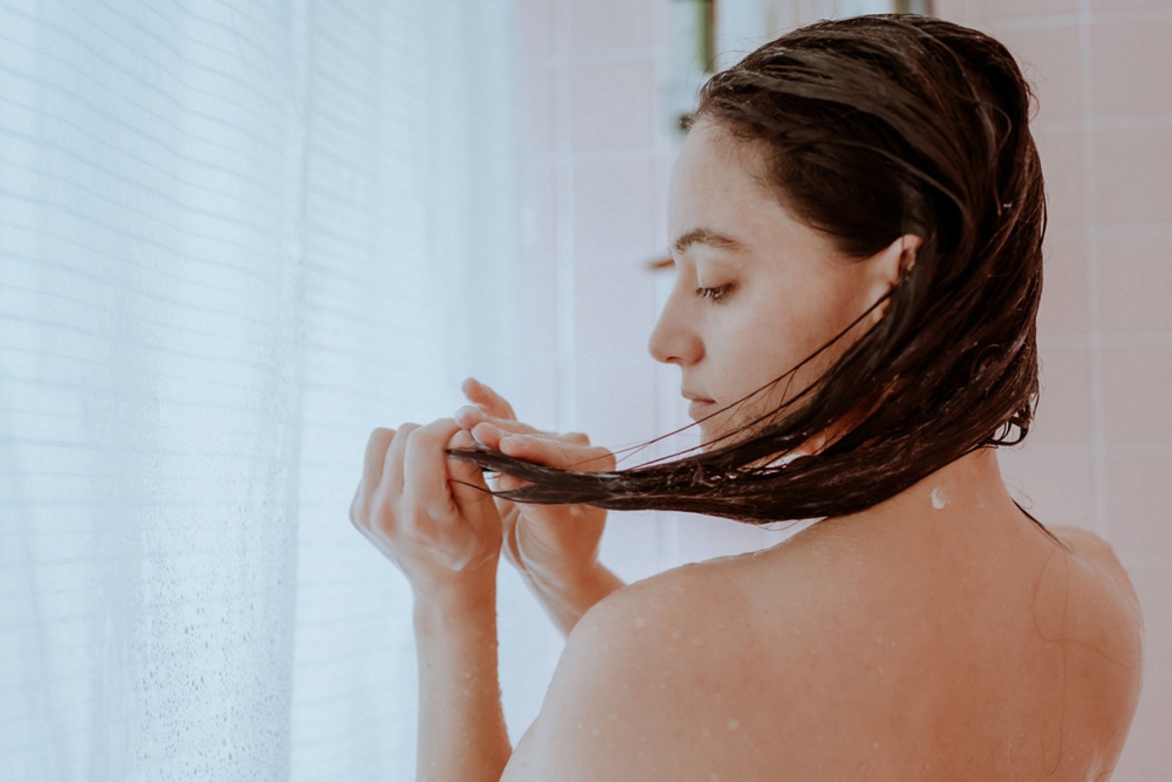 Gội đầu đ&uacute;ng c&aacute;ch sẽ gi&uacute;p t&oacute;c b&oacute;ng khoẻ, tr&aacute;nh g&atilde;y rụng