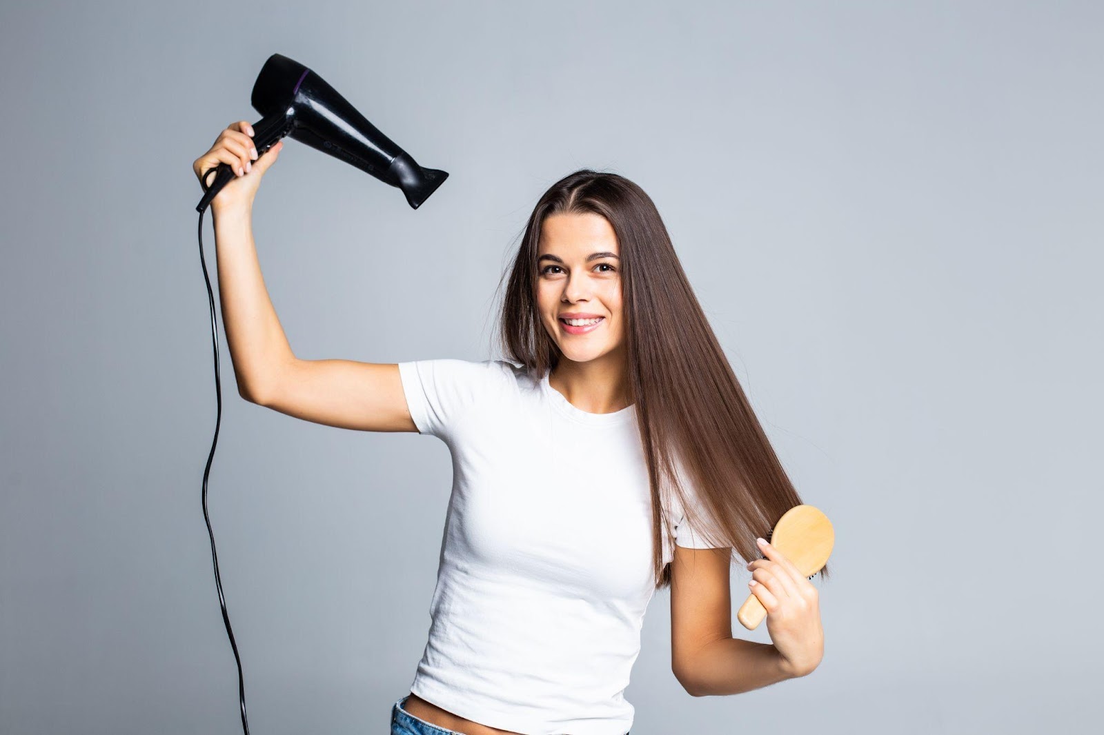 Sau khi gội kh&ocirc;ng n&ecirc;n để kh&ocirc; tự nhi&ecirc;n m&agrave; n&ecirc;n sấy t&oacute;c kh&ocirc; vừa đủ, sau đ&oacute; b&ocirc;i dầu dưỡng v&agrave; để t&oacute;c 