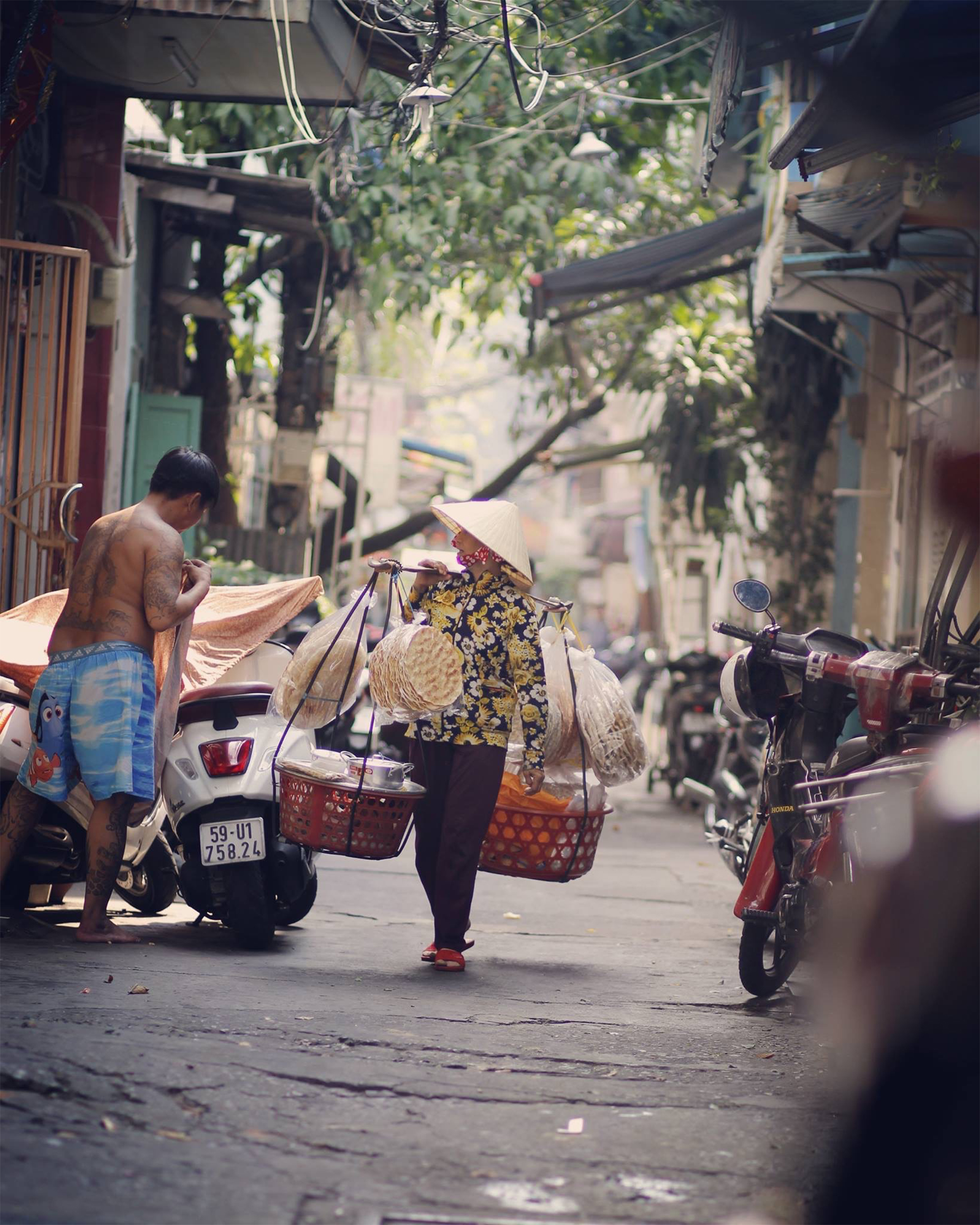 Trong mắt t&ocirc;i S&agrave;i G&ograve;n đơn giản l&agrave; những g&aacute;nh h&agrave;ng rong với những con người hồn hậu, si&ecirc;ng năng 