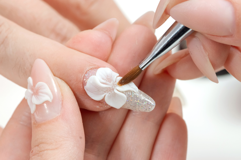 C&ocirc; ấy rất y&ecirc;u th&iacute;ch bộ nail, lu&ocirc;n muốn bảo vệ n&oacute; được bền nhất (Ảnh minh họa)