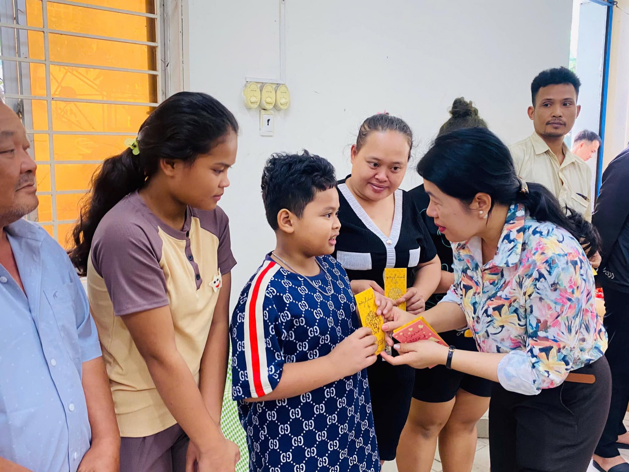 Chủ tịch Hội LHPN TPHCM Nguyễn Trần Phượng Tr&acirc;n tặng qu&agrave; động vi&ecirc;n c&aacute;c gia đ&igrave;nh bị ảnh hưởng bởi vụ ch&aacute;y
