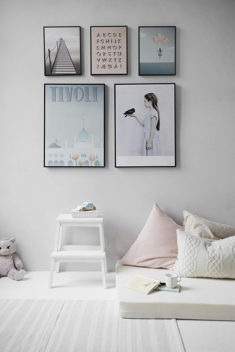 Chỉ với v&agrave;o mẹo đơn giản, bạn đ&atilde; c&oacute; thể l&agrave;m cho căn ph&ograve;ng tối trở n&ecirc;n s&aacute;ng sủa hơn - Ảnh: Pexels