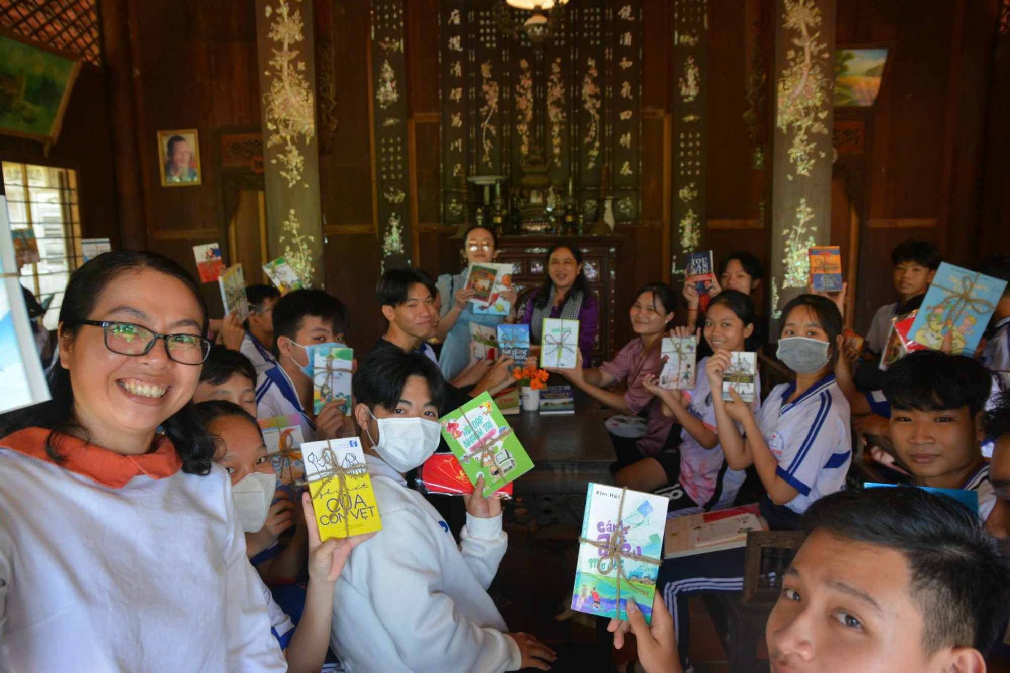 T&ocirc;i l&igrave; x&igrave; s&aacute;ch cho học tr&ograve;, bạn b&egrave; của m&igrave;nh để lan tỏa văn h&oacute;a đọc
