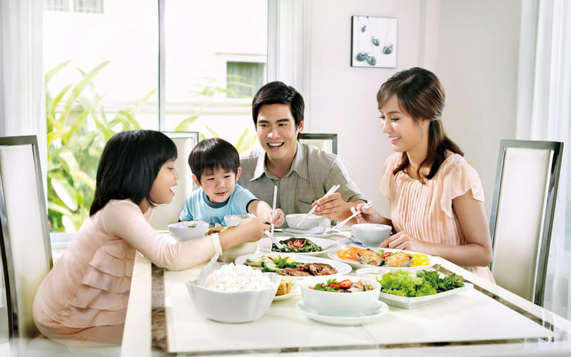 Mâm cơm ngày tết luôn mang theo nguồn năng lượng từ sự tươi vui, thảnh thơi