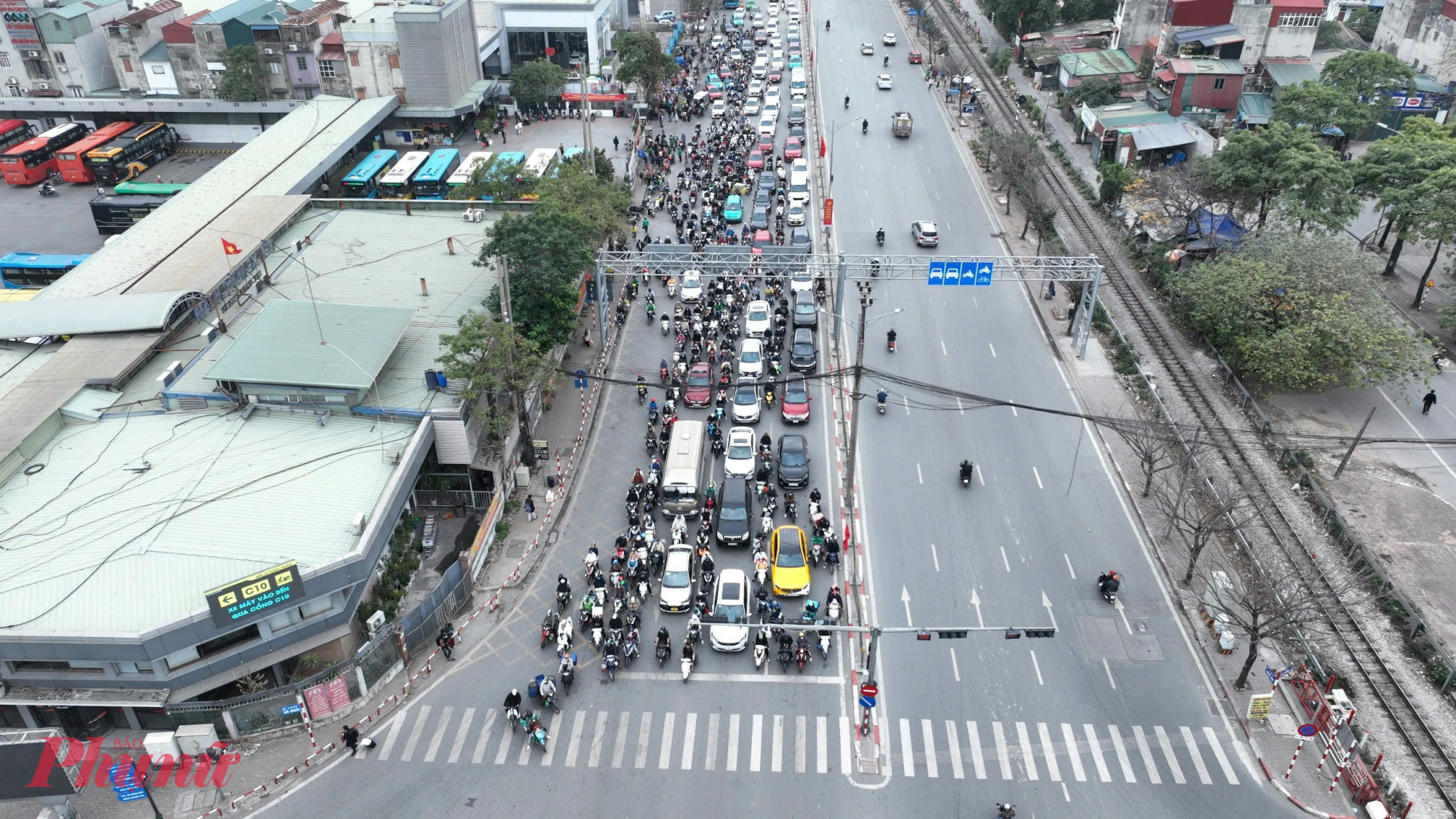 Đường Ngọc Hồi (huyện Thanh Tr&igrave;, H&agrave; Nội) đ&ocirc;ng phương tiện nhưng chỉ cần một đến hai nhịp đ&egrave;n đỏ, người d&acirc;n c&oacute; thể dễ d&agrave;ng di chuyển.