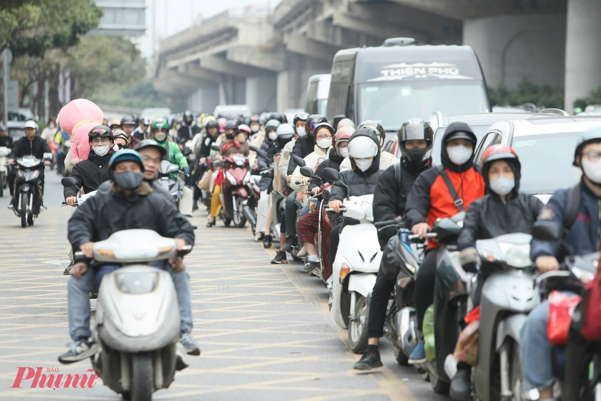 Khu vực đường V&agrave;nh đai 3 một số thời điểm đ&ocirc;ng phương tiện, &ugrave;n nhẹ.