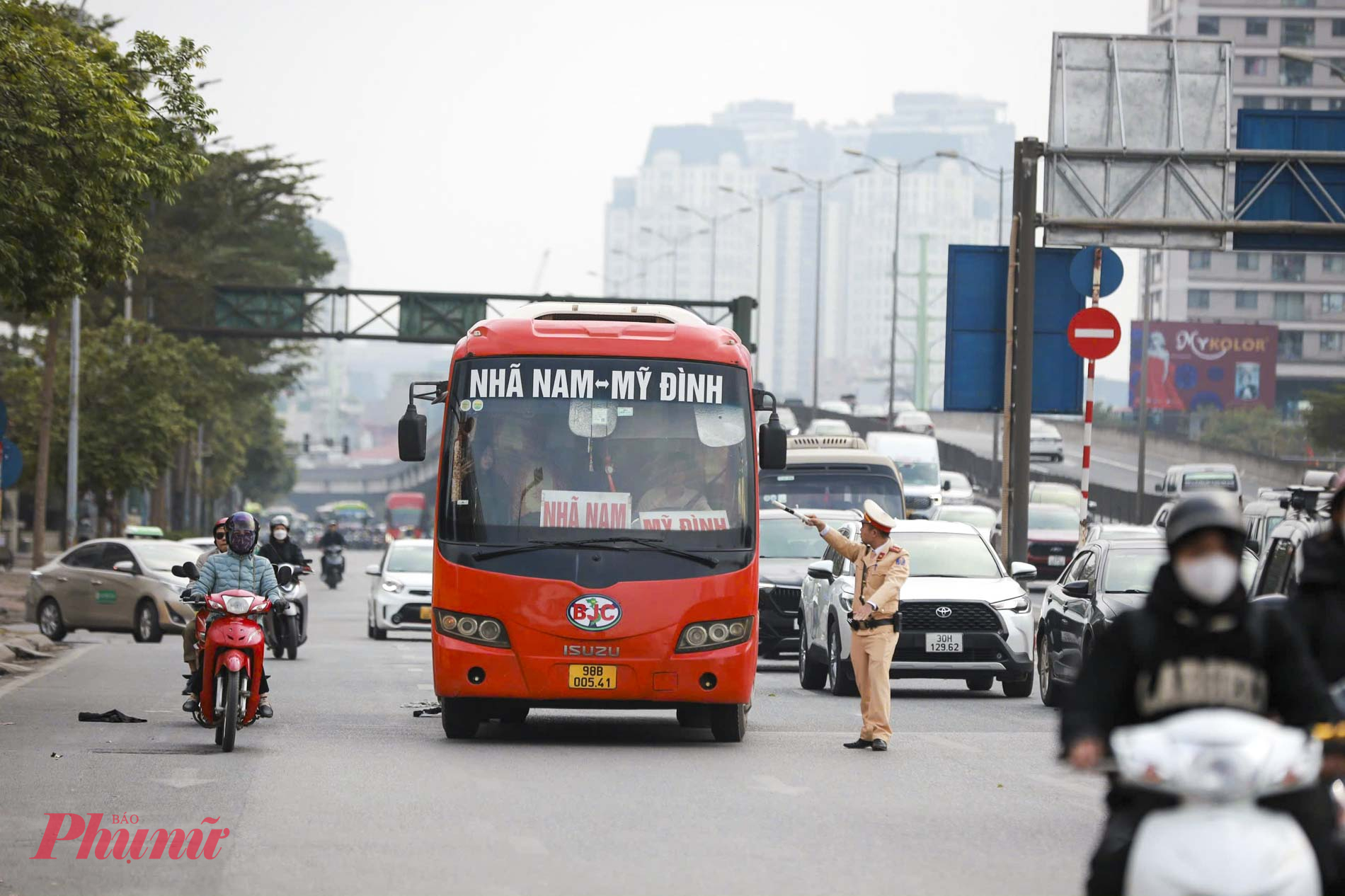 Đại t&aacute; Trần Đ&igrave;nh Nghĩa, Trưởng ph&ograve;ng CSGT H&agrave; Nội cho biết, đ&atilde; huy động 100% lực lượng, phương tiện, phối hợp với c&aacute;c đơn vị chức năng, tập trung ph&acirc;n luồng, điều tiết, bảo đảm giao th&ocirc;ng an to&agrave;n, th&ocirc;ng suốt cho người d&acirc;n trở lại Thủ đ&ocirc; sau kỳ nghỉ Tết Nguy&ecirc;n đ&aacute;n. Cụ thể, Ph&ograve;ng CSGT phối hợp với Cục CSGT - Bộ C&ocirc;ng an tổ chức ph&acirc;n luồng từ xa tr&ecirc;n c&aacute;c tuyến cao tốc, quốc lộ hướng v&agrave;o H&agrave; Nội. Trong nội đ&ocirc;, lực lượng l&agrave;m nhiệm vụ tại c&aacute;c chốt trọng điểm phối hợp với Thanh tra Giao th&ocirc;ng vận tải vừa tổ chức ph&acirc;n luồng, điều tiết giao th&ocirc;ng, vừa kiểm so&aacute;t, xử l&yacute; c&aacute;c vi phạm như chở qu&aacute; số người, vi phạm nồng độ cồn, tốc độ. Hệ thống camera gi&aacute;m s&aacute;t được khai th&aacute;c tối đa, đ&oacute;ng vai tr&ograve; quan trọng trong theo d&otilde;i t&igrave;nh h&igrave;nh thực tế tại c&aacute;c tuyến đường, ph&aacute;t hiện sớm điểm &ugrave;n tắc, sự cố để c&oacute; phương &aacute;n điều chỉnh kịp thời, đồng thời ghi nhận, xử l&yacute; nghi&ecirc;m c&aacute;c h&agrave;nh vi vi phạm trật tự an to&agrave;n giao th&ocirc;ng.