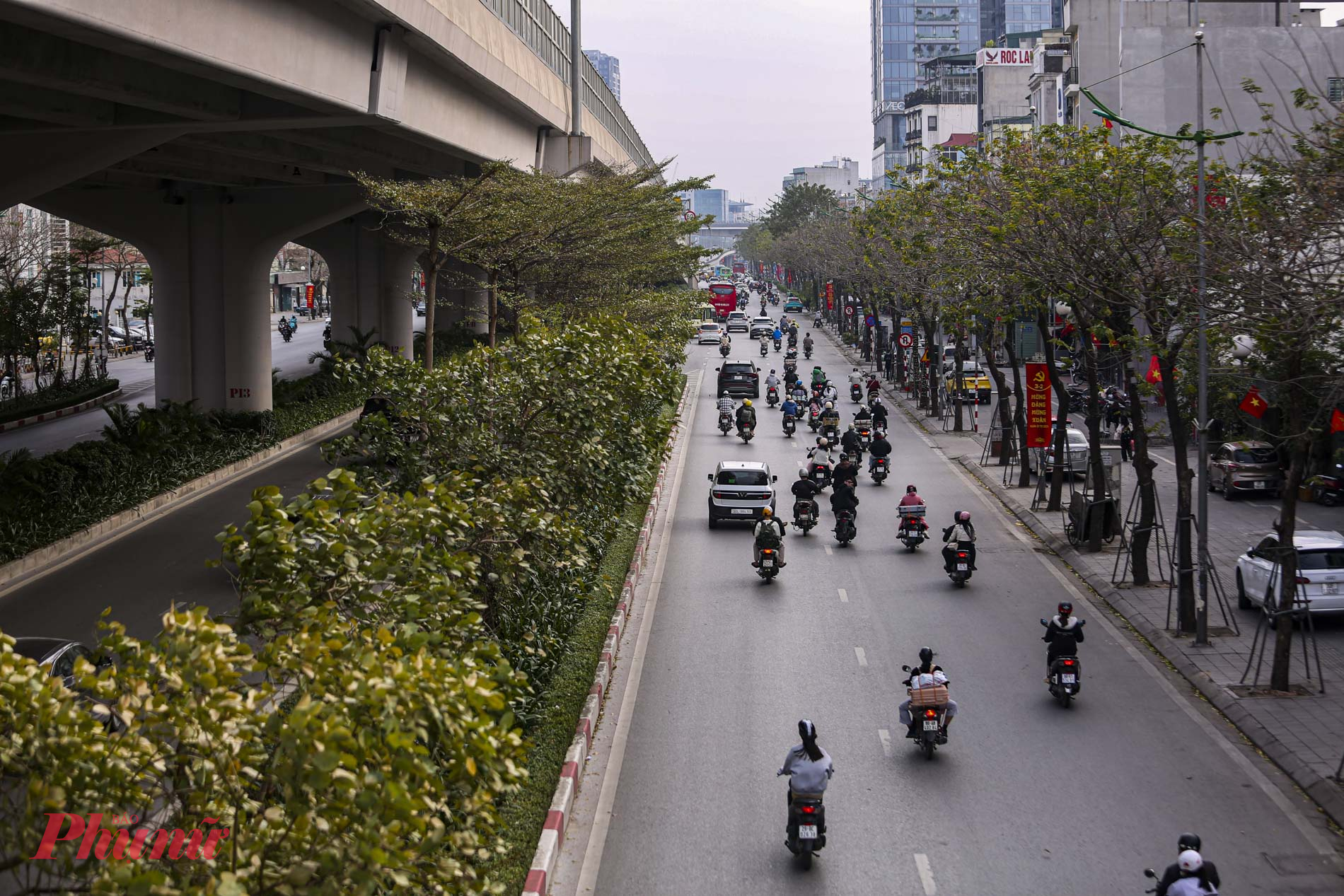 Tuyến đường Phạm Văn Đồng thưa thớt phương tiện trong chiều c&ugrave;ng ng&agrave;y.
