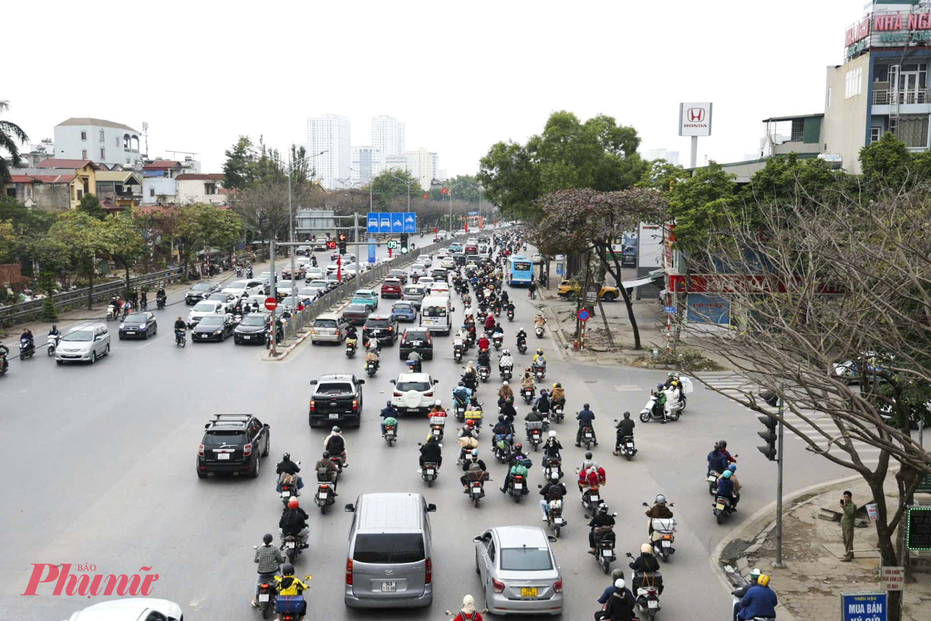  Cụ thể, Ph&ograve;ng CSGT phối hợp với Cục CSGT - Bộ C&ocirc;ng an tổ chức ph&acirc;n luồng từ xa tr&ecirc;n c&aacute;c tuyến cao tốc, quốc lộ hướng v&agrave;o H&agrave; Nội. Trong nội đ&ocirc;, lực lượng l&agrave;m nhiệm vụ tại c&aacute;c chốt trọng điểm phối hợp với Thanh tra Giao th&ocirc;ng vận tải vừa tổ chức ph&acirc;n luồng, điều tiết giao th&ocirc;ng, vừa kiểm so&aacute;t, xử l&yacute; c&aacute;c vi phạm như chở qu&aacute; số người, vi phạm nồng độ cồn, tốc độ. Hệ thống camera gi&aacute;m s&aacute;t được khai th&aacute;c tối đa, đ&oacute;ng vai tr&ograve; quan trọng trong theo d&otilde;i t&igrave;nh h&igrave;nh thực tế tại c&aacute;c tuyến đường, ph&aacute;t hiện sớm điểm &ugrave;n tắc, sự cố để c&oacute; phương &aacute;n điều chỉnh kịp thời, đồng thời ghi nhận, xử l&yacute; nghi&ecirc;m c&aacute;c h&agrave;nh vi vi phạm trật tự an to&agrave;n giao th&ocirc;ng.