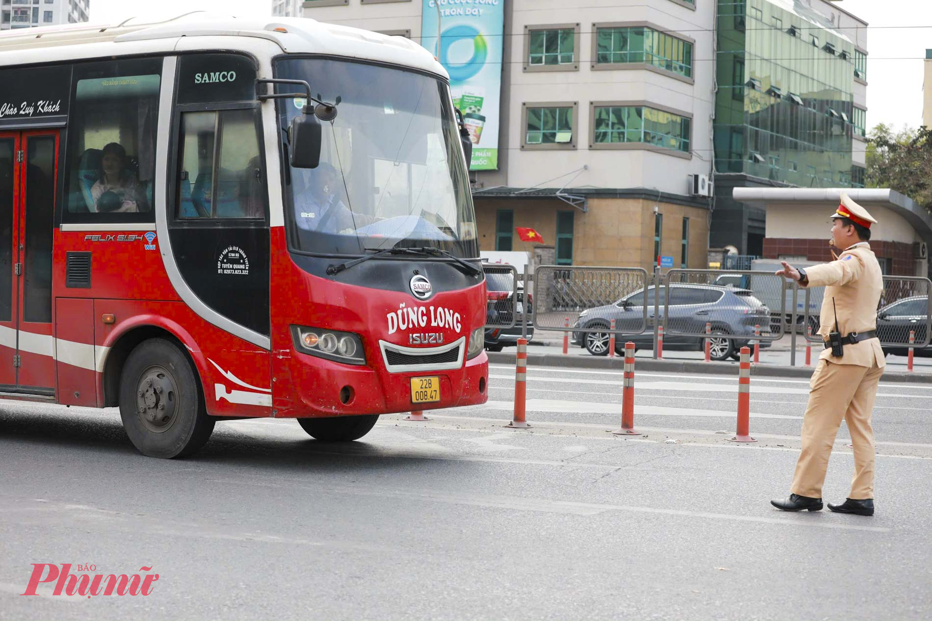 CSGT kiểm so&aacute;t chặt chẽ c&aacute;c phương tiện vận chuyển h&agrave;nh kh&aacute;ch, xử l&yacute; nghi&ecirc;m c&aacute;c lỗi vi phạm đặc biệt h&agrave;nh vi nhồi nh&eacute;t kh&aacute;ch, chở qu&aacute; số người quy định. 