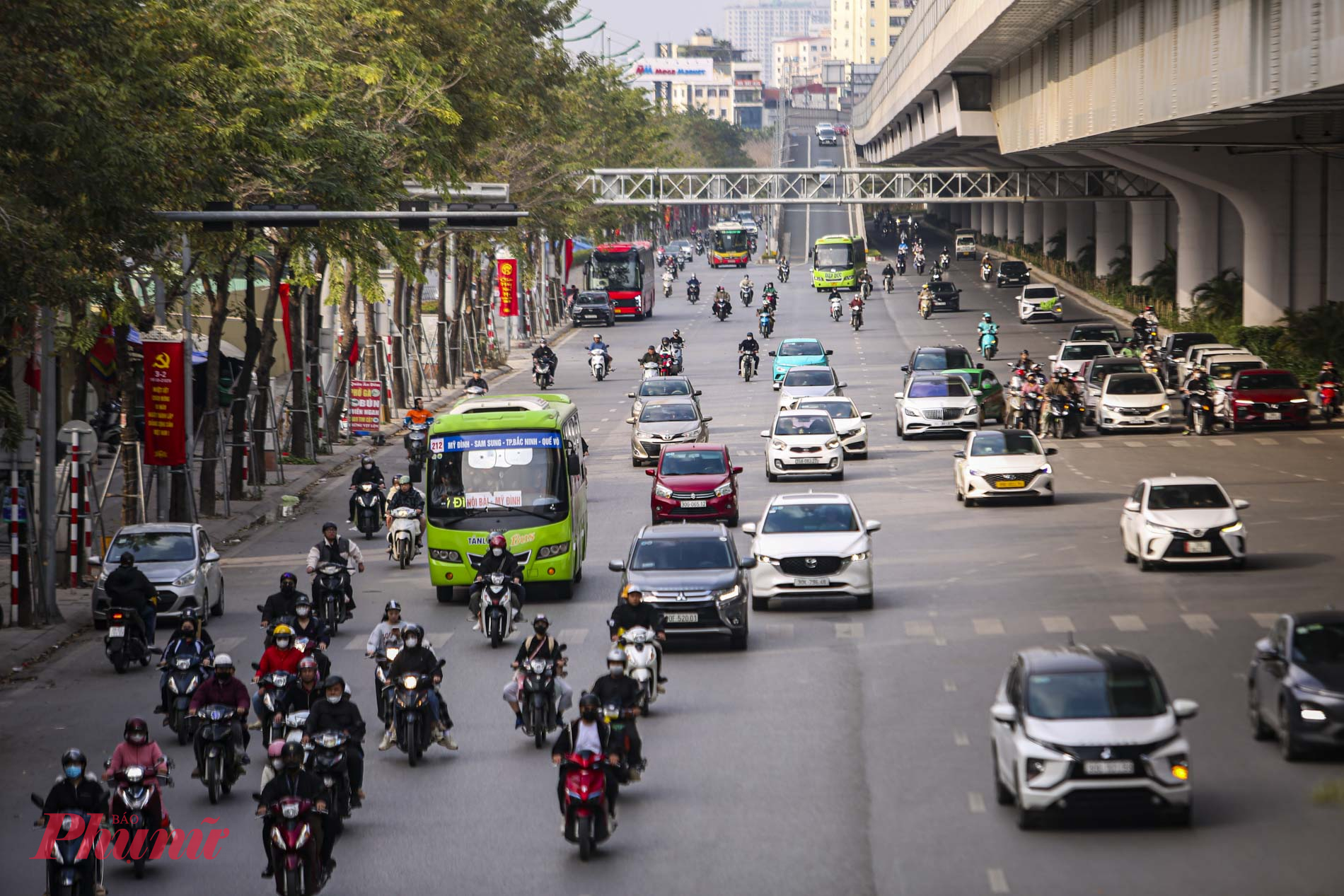 Ghi nhận của Ph&oacute;ng vi&ecirc;n, giao th&ocirc;ng H&agrave; Nội trong ng&agrave;y nghỉ cuối c&ugrave;ng th&ocirc;ng th&aacute;ng, lưu lượng phương tiện giao th&ocirc;ng ở mức trung b&igrave;nh; c&aacute;c phương tiện di chuyển thuận lợi, an to&agrave;n.