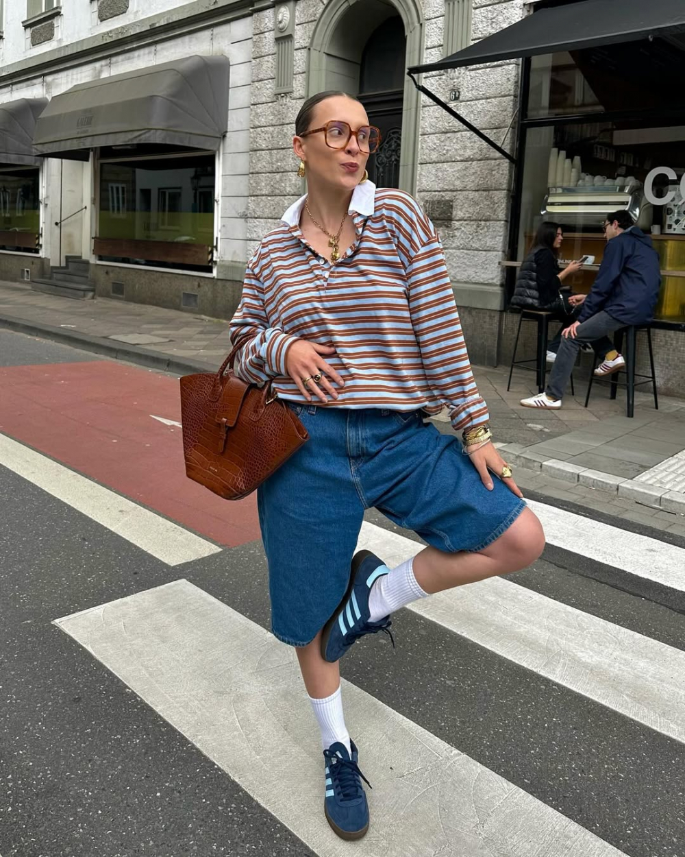 C&aacute;c c&ocirc; n&agrave;ng c&oacute; thể phối c&ugrave;ng quần jogger, skinny jeans hay quần shorts để l&agrave;m t&ocirc;n l&ecirc;n vẻ trẻ trung năng động. Th&ecirc;m v&agrave;o đ&oacute;, một đ&ocirc;i gi&agrave;y thể thao sẽ l&agrave; điểm nhấn ho&agrave;n hảo.