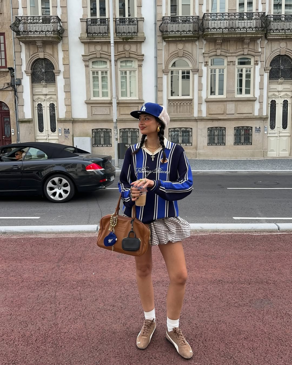 Thiết kế kẻ sọc rất dễ kết hợp với quần t&acirc;y để tạo n&ecirc;n outfit thanh lịch đối với c&aacute;c dịp c&oacute; phần trang trọng như dự tiệc hoặc nơi c&ocirc;ng sở. Ngay cả khi phối với jeans hay khaki, phong c&aacute;ch n&agrave;y vẫn đầy cuốn h&uacute;t v&agrave; s&agrave;nh điệu.