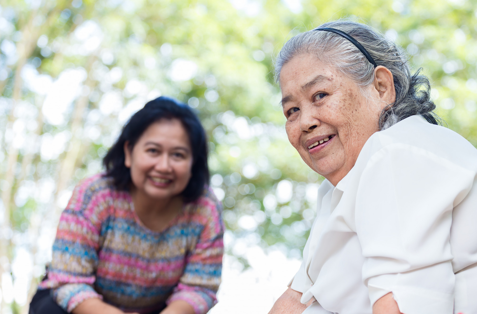 T&ocirc;i d&agrave;nh nhiều thời gian đưa mẹ đi dạo v&agrave; h&iacute;t thở kh&iacute; trời trong những ng&agrave;y l&agrave;m con to&agrave;n thời gian. Ảnh minh họa.