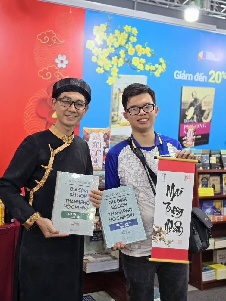 Bạn đọc vui xu&acirc;n tại Lễ hội Đường s&aacute;ch Tết Ất Tỵ. Ảnh: NXB Tổng hợp TPHCM