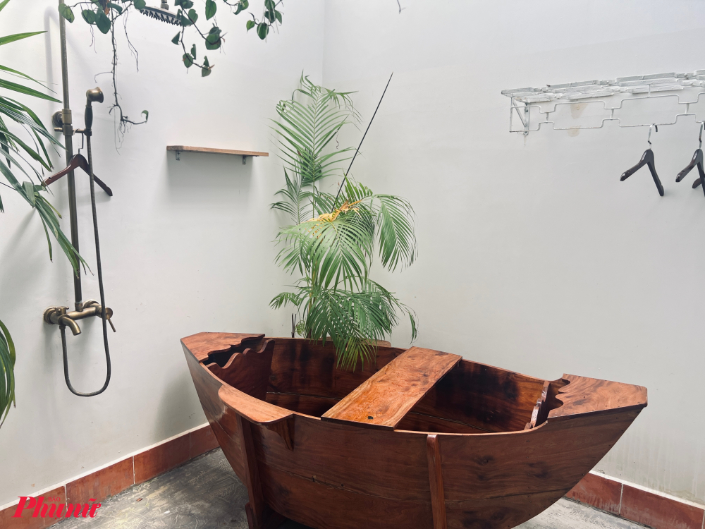 B&ecirc;n trong khu vực ph&ograve;ng tấm cũng th&uacute; vị với khu vực tắm ngo&agrave;i trời, những chiếc bồn ngăm m&igrave;nh cũng được homstay trang bị h&igrave;nh những chiếc thuyền ghe chở hoa miền T&acirc;y.