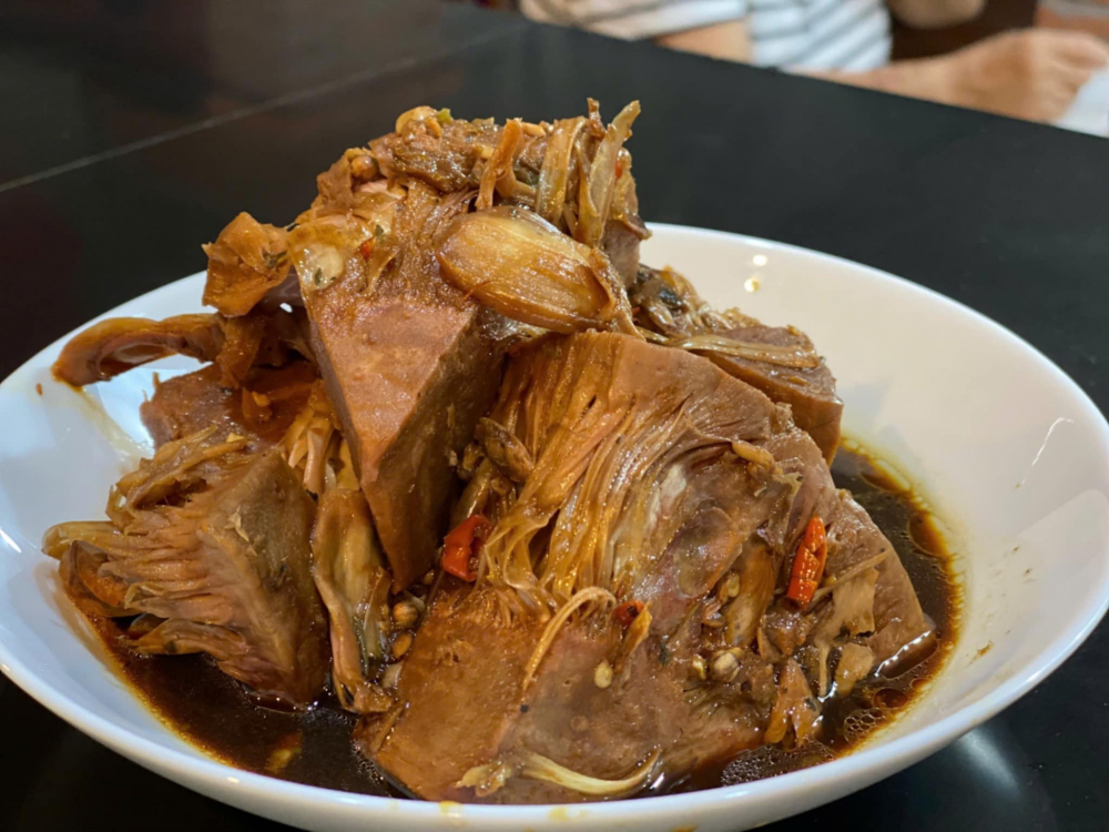 Ăn v&atilde; chơi cũng ngon với vị nh&agrave;n nhạt, dẻo dẻo, phảng phất m&ugrave;i m&egrave; trong từng sớ xơ m&iacute;t