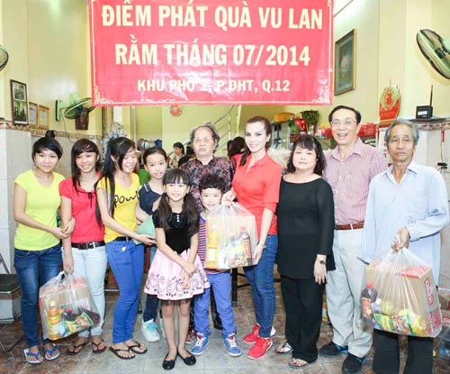 Chị Kim H&ocirc;ng tổ chức ph&aacute;t qu&agrave; cho b&agrave; con ở quận 12, TPHCM.