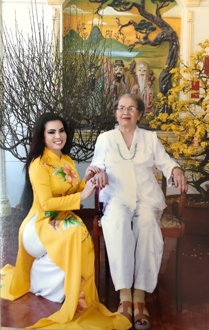 Chị Kim Hồng b&ecirc;n mẹ của m&igrave;nh. Ảnh chụp năm 2019