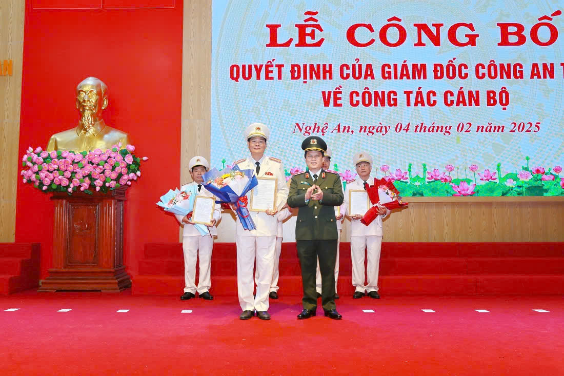 Thiếu tướng B&ugrave;i Quang Thanh trao quyết định cho 5 l&atilde;nh đạo chủ chốt cấp ph&ograve;ng v&agrave; c&ocirc;ng an cấp huyện nghỉ hưu trước thời hạn - Ảnh: Trọng Tuấn