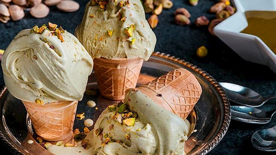kem gelato vị hạt dẻ cườiHương vị hồ trăn l&agrave; một trong những hương vị phổ biến nhất của gelato &Yacute;. Lu&ocirc;n c&oacute; mặt trong mọi tiệm gelateria, m&oacute;n tr&aacute;ng miệng đ&ocirc;ng lạnh n&agrave;y kết hợp giữa bột hồ trăn với nền tảng cổ điển gồm sữa, kem, trứng v&agrave; đường. Đ&ocirc;i khi c&oacute; th&ecirc;m hồ trăn nghiền v&agrave; nướng gi&ograve;n, nhưng kết cấu cơ bản của gelato lu&ocirc;n phải giữ được độ đặc v&agrave; mịn. Do gi&aacute; hồ trăn v&agrave; bột hồ trăn kh&aacute; cao, nhiều tiệm gelato ng&agrave;y nay chọn c&aacute;c nguy&ecirc;n liệu thay thế rẻ hơn. Tuy nhi&ecirc;n, loại hồ trăn ngon nhất được cho l&agrave; đến từ thị trấn Bronte nhỏ b&eacute; ở Sicily.