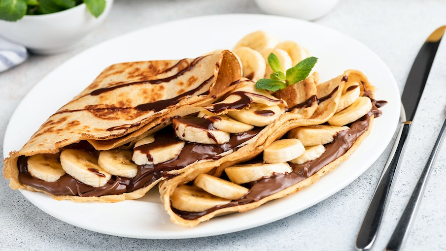 Cr&ecirc;pes Nutella l&agrave; một biến tấu phổ biến của cr&ecirc;pe ngọt, trong đ&oacute; b&aacute;nh được phết một lớp Nutella&mdash;loại kem phết l&agrave;m từ hạt phỉ v&agrave; ca cao. M&oacute;n tr&aacute;ng miệng hấp dẫn n&agrave;y kết hợp giữa kết cấu mềm, ấm của cr&ecirc;pe mới l&agrave;m v&agrave; hương vị b&eacute;o ngậy, đậm đ&agrave; của Nutella, khiến n&oacute; trở th&agrave;nh m&oacute;n kho&aacute;i khẩu của cả trẻ em lẫn người lớn.  Bột cr&ecirc;pe cơ bản được l&agrave;m từ bột m&igrave;, trứng, sữa, một ch&uacute;t muối v&agrave; đ&ocirc;i khi th&ecirc;m đường hoặc vani để tăng vị ngọt. Hỗn hợp n&agrave;y được nấu tr&ecirc;n chảo phẳng hoặc chảo chuy&ecirc;n dụng để tạo th&agrave;nh một lớp b&aacute;nh mỏng. Khi cr&ecirc;pe ch&iacute;n đến m&agrave;u v&agrave;ng n&acirc;u nhẹ v&agrave; vẫn c&ograve;n n&oacute;ng, một lượng Nutella d&agrave;y được phết l&ecirc;n một nửa hoặc to&agrave;n bộ bề mặt b&aacute;nh.