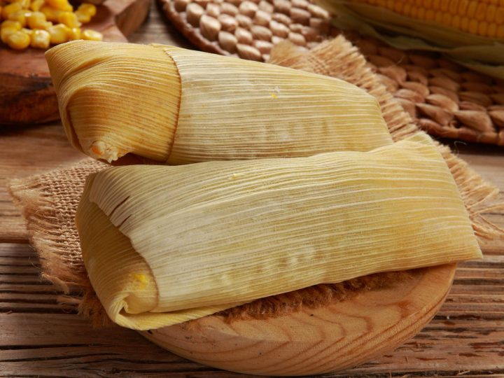 Tamalito l&agrave; một phi&ecirc;n bản nhỏ của tamal, một m&oacute;n ăn truyền thống phổ biến ở nhiều nước Mỹ Latinh, bao gồm Peru. M&oacute;n n&agrave;y được l&agrave;m từ bột ng&ocirc; trộn với mỡ lợn, muối v&agrave; gia vị, sau đ&oacute; được g&oacute;i trong l&aacute; chuối hoặc l&aacute; bắp v&agrave; hấp ch&iacute;n. Tamalito thường c&oacute; kết cấu mềm, thơm v&agrave; c&oacute; thể được ăn ri&ecirc;ng hoặc k&egrave;m với c&aacute;c m&oacute;n như thịt nướng, ph&ocirc; mai hoặc sốt. T&ugrave;y theo v&ugrave;ng, tamalito c&oacute; thể c&oacute; nh&acirc;n hoặc kh&ocirc;ng, với c&aacute;c biến thể mặn hoặc ngọt.