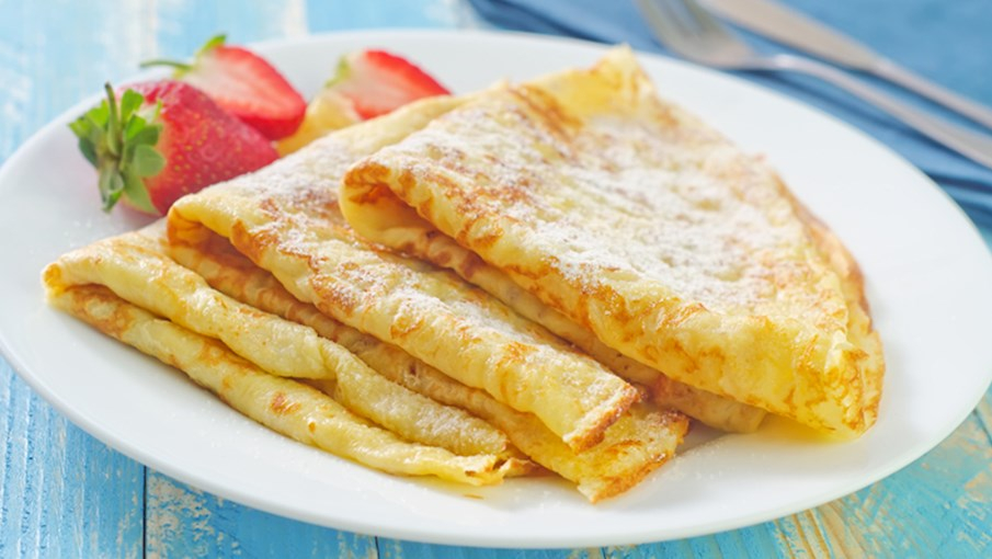 Cr&ecirc;pes sucr&eacute;es l&agrave; những chiếc b&aacute;nh cr&ecirc;pe ngọt, một loại b&aacute;nh kếp mỏng bắt nguồn từ Ph&aacute;p. Từ sucr&eacute;es trong tiếng Ph&aacute;p c&oacute; nghĩa l&agrave; c&oacute; đường, &aacute;m chỉ rằng những chiếc cr&ecirc;pe n&agrave;y thường được phục vụ với nh&acirc;n hoặc lớp phủ ngọt ng&agrave;o. Ch&uacute;ng được l&agrave;m từ hỗn hợp bột đơn giản gồm bột m&igrave;, sữa, trứng, một ch&uacute;t muối, v&agrave; đ&ocirc;i khi th&ecirc;m ch&uacute;t đường v&agrave; bơ.  Kh&aacute;c với phi&ecirc;n bản mặn gọi l&agrave; cr&ecirc;pes sal&eacute;es (hay galettes ở một số v&ugrave;ng của Ph&aacute;p), cr&ecirc;pe ngọt thường được l&agrave;m từ bột m&igrave; trắng v&agrave; c&oacute; th&ecirc;m ch&uacute;t đường trong bột. Cr&ecirc;pes sucr&eacute;es c&oacute; thể được phủ hoặc nh&acirc;n với nhiều loại nguy&ecirc;n liệu như đường bột, kem tươi, mứt tr&aacute;i c&acirc;y, tr&aacute;i c&acirc;y tươi, nutella, mật ong v&agrave; siro c&acirc;y phong.