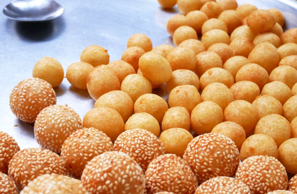 B&aacute;nh cam v&agrave; b&aacute;nh v&ograve;ng l&agrave; hai loại b&aacute;nh r&aacute;n truyền thống c&oacute; nguồn gốc từ Việt Nam. B&aacute;nh cam thường được b&aacute;n k&egrave;m với b&aacute;nh v&ograve;ng, v&agrave; sự kh&aacute;c biệt giữa ch&uacute;ng l&agrave; b&aacute;nh cam c&oacute; h&igrave;nh tr&ograve;n, trong khi b&aacute;nh v&ograve;ng c&oacute; h&igrave;nh nhẫn, giống như một chiếc b&aacute;nh donut mỏng với lỗ ở giữa (v&ograve;ng c&oacute; nghĩa l&agrave; nhẫn).  Cả hai loại b&aacute;nh n&agrave;y đều c&oacute; lớp glase caramel ở tr&ecirc;n, nhưng b&aacute;nh v&ograve;ng kh&ocirc;ng c&oacute; nh&acirc;n đậu xanh như b&aacute;nh cam. Nếu được chế biến đ&uacute;ng c&aacute;ch, b&aacute;nh r&aacute;n n&ecirc;n c&oacute; lớp vỏ gi&ograve;n b&ecirc;n ngo&agrave;i v&agrave; phần nh&acirc;n mềm, dai, d&agrave;y b&ecirc;n trong.  Bột b&aacute;nh thường được l&agrave;m từ sự kết hợp giữa bột gạo, bột nếp, bột nở, dầu, đường v&agrave; đ&ocirc;i khi l&agrave; khoai t&acirc;y nghiền. Cả hai loại b&aacute;nh n&agrave;y thường được rắc th&ecirc;m hạt m&egrave; ở tr&ecirc;n.