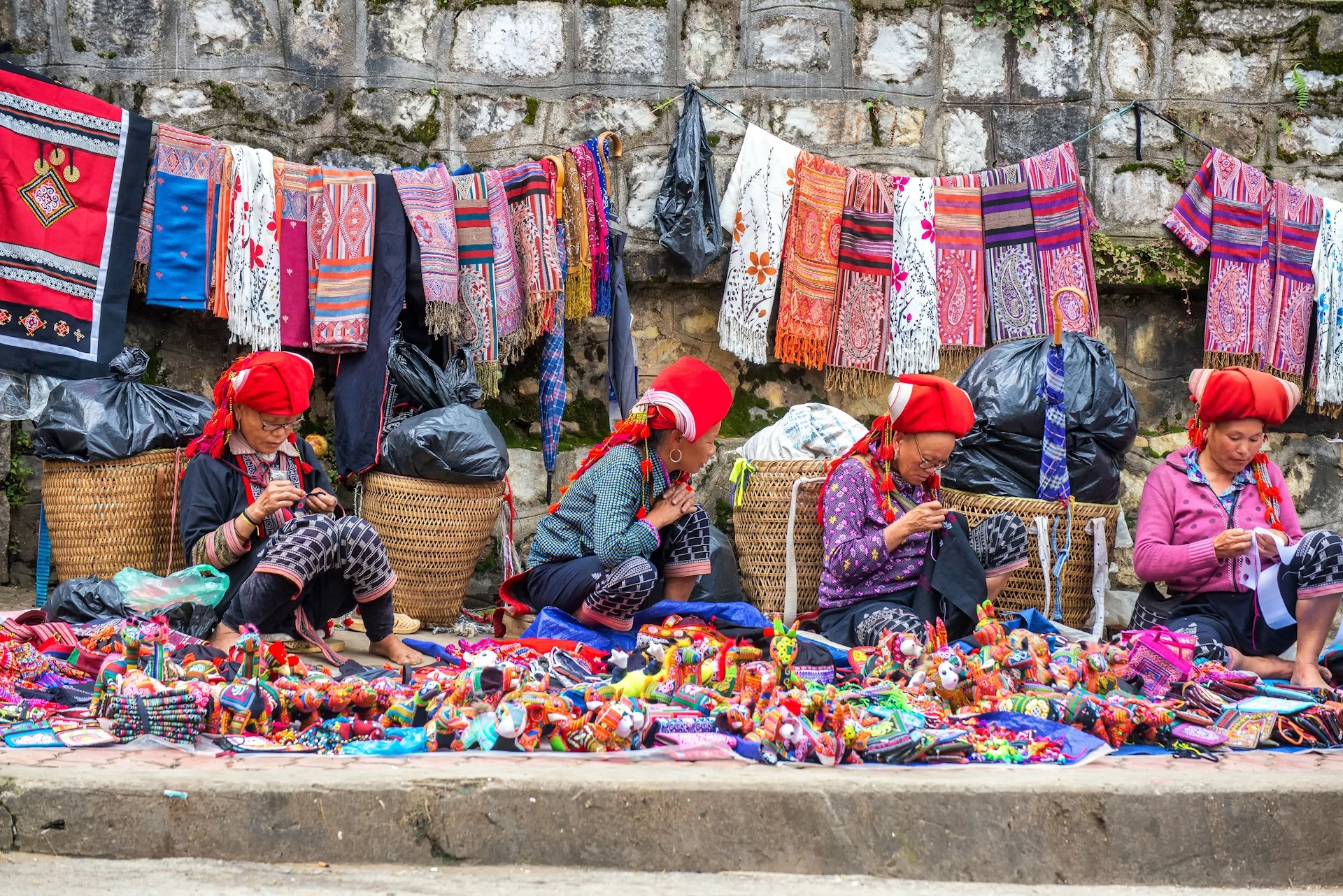 D&agrave;nh một ng&agrave;y để kh&aacute;m ph&aacute; chợ, qu&aacute;n c&agrave; ph&ecirc; v&agrave; c&aacute;c điểm tham quan kh&aacute;c ở thị trấn Sapa, nơi những người phụ nữ H'M&ocirc;ng b&aacute;n h&agrave;ng thủ c&ocirc;ng truyền thống tr&ecirc;n phố ch&iacute;nh. martinho Smart/Shutterstock