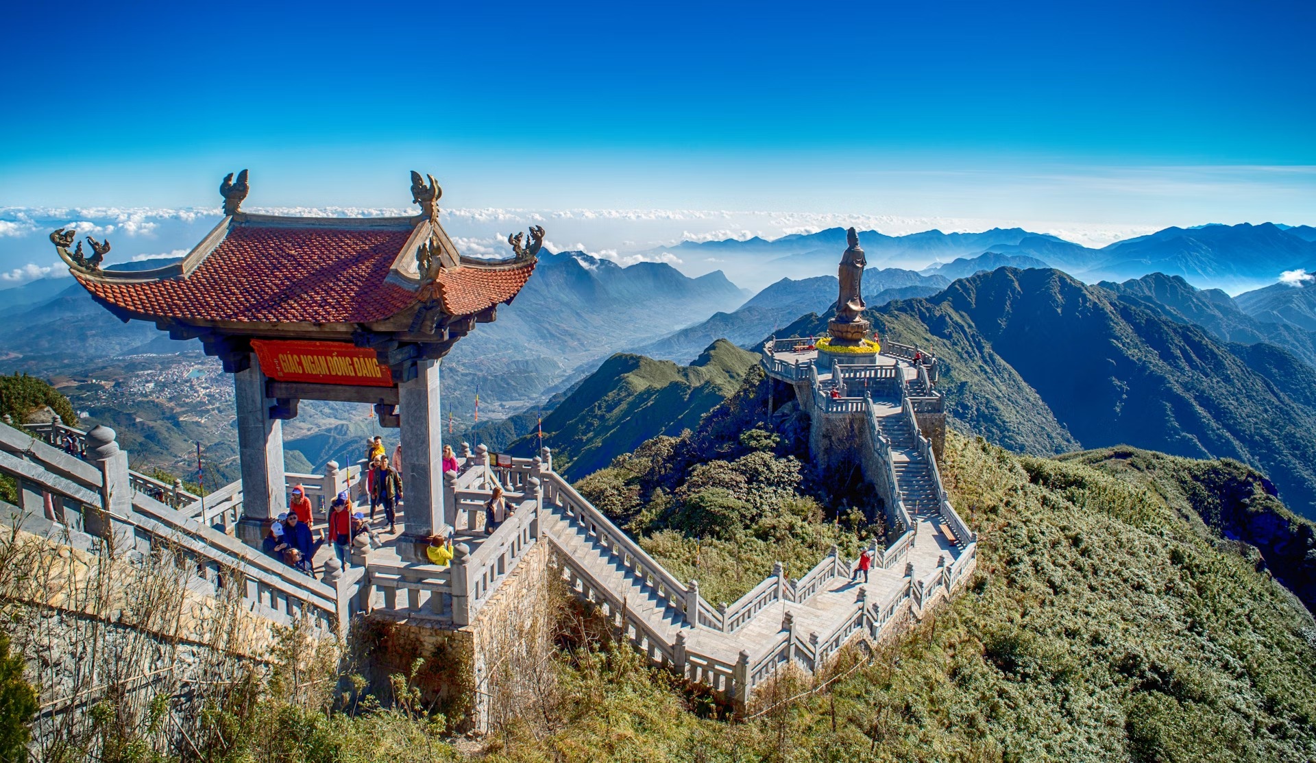 H&agrave;nh hương đến tượng Phật lớn tr&ecirc;n đỉnh n&uacute;i Fanispan bằng c&aacute;ch đi bộ hoặc đi c&aacute;p treo. Prawat Thananithaporn/Shutterstock