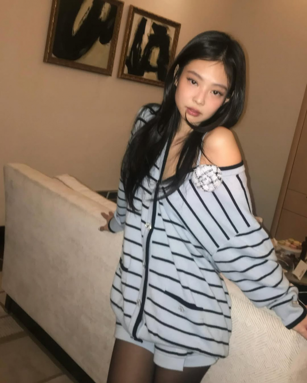 Những c&ocirc; n&agrave;ng theo đuổi phong c&aacute;ch &ldquo;Parisian-chic&rdquo; lu&ocirc;n đặt sự đơn giản lu&ocirc;n l&agrave; ti&ecirc;u ch&iacute; h&agrave;ng đầu. C&aacute;c item như &aacute;o sơ mi trắng, &aacute;o kho&aacute;c trench coat, quần jeans cạp cao, v&aacute;y midi v&agrave; &aacute;o len cổ lọ l&agrave; những m&oacute;n đồ lu&ocirc;n được ưu ti&ecirc;n. C&aacute;c m&agrave;u sắc trung t&iacute;nh như trắng, đen, be, x&aacute;m v&agrave; navy chiếm ưu thế, mang lại vẻ ngo&agrave;i thanh lịch v&agrave; dễ d&agrave;ng phối hợp với nhiều trang phục kh&aacute;c nhau. 